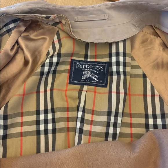 Vintage Burberry Trench Coat with Removable Wool Liner and Classic Check Lining - Picture 5 of 16